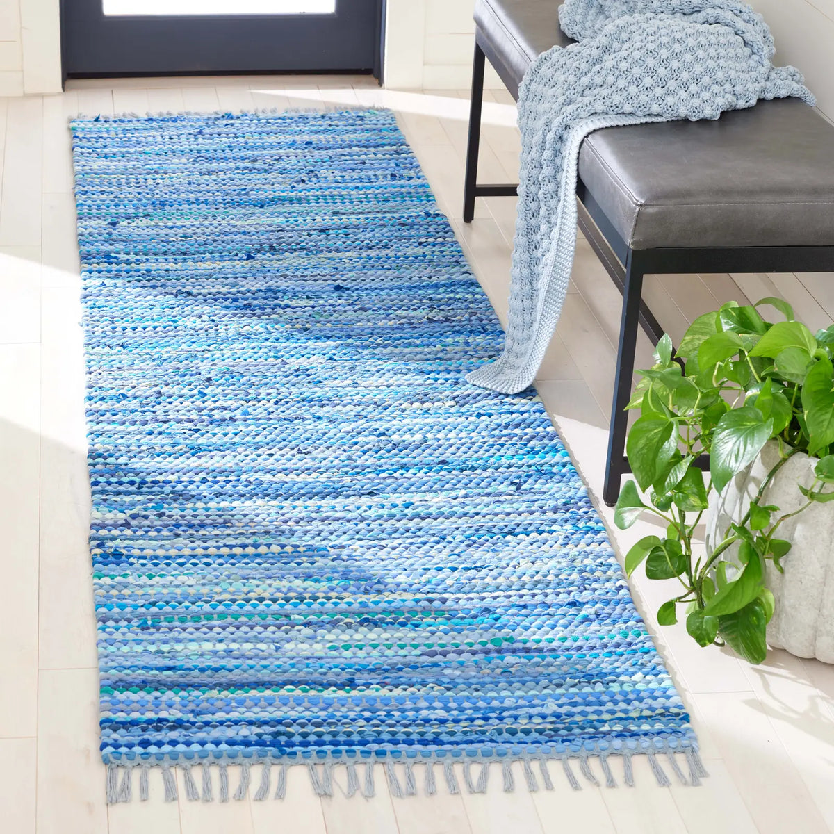 Safavieh Montauk 2'-3" x 8'-0" Rug in Blue