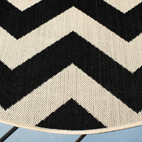 Safavieh Courtyard 5'-3" x 5'-3" Rug in Black / Beige