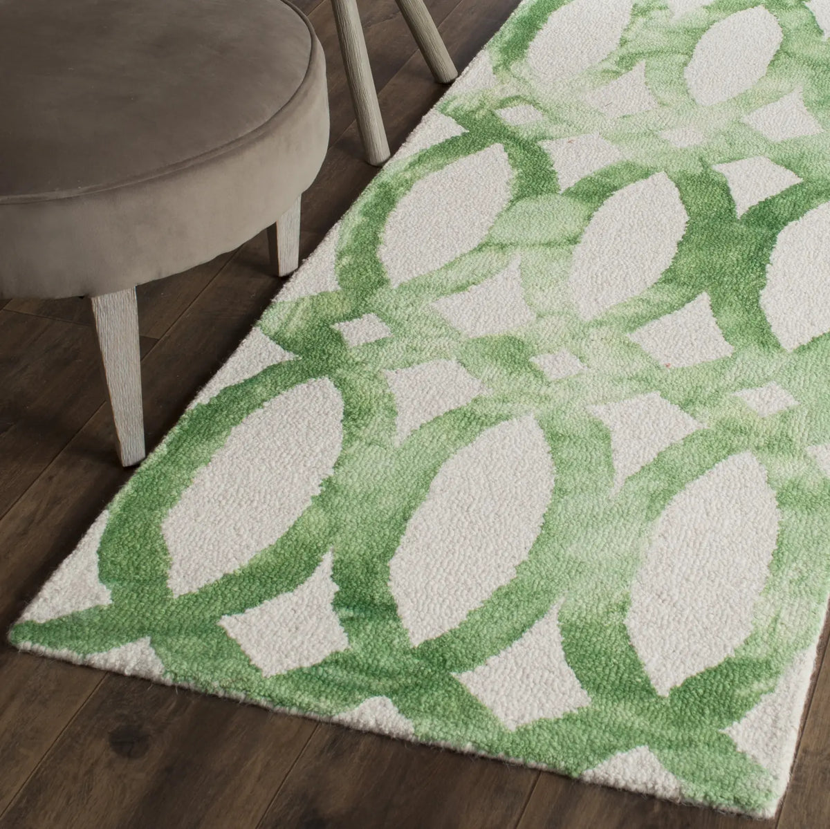 Safavieh Dip Dye 2'-3" x 6'-0" Rug in Ivory / Green