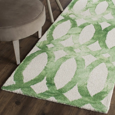 Safavieh Dip Dye 2'-3" x 6'-0" Rug in Ivory / Green
