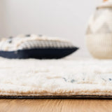 Safavieh Casablanca 4'-0" x 6'-0" Rug in Ivory