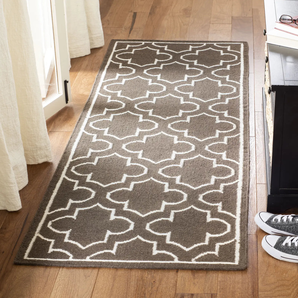 Safavieh Dhurries 2'-6" x 7'-0" Rug in Brown / Ivory