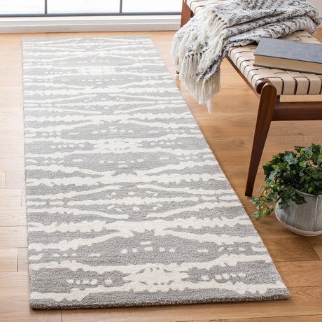 Safavieh Soho 2'-6" x 8'-0" Rug in Grey / Ivory