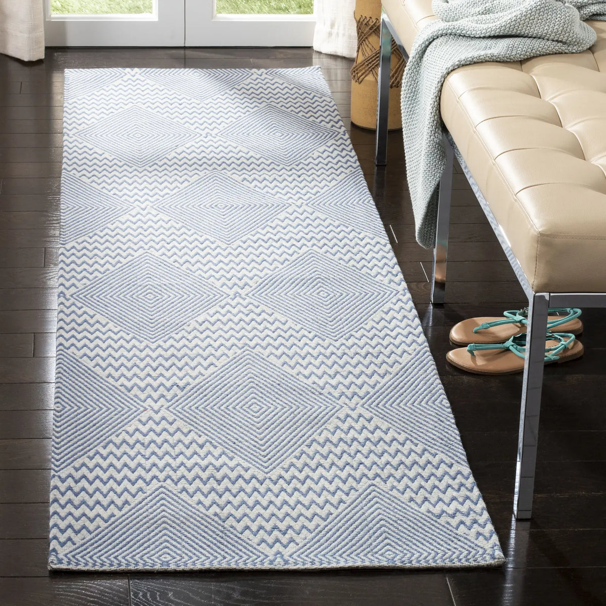 Safavieh Marbella 2'-3" x 8'-0" Rug in Dark Blue / Ivory