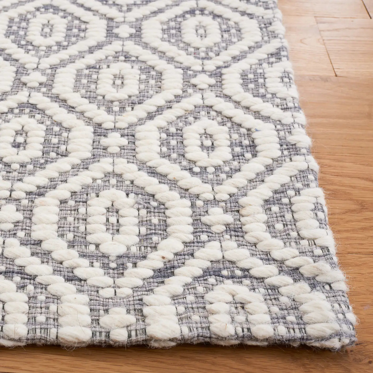 Safavieh Marbella 4'-0" x 6'-0" Rug in Grey / Ivory