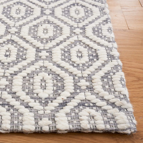 Safavieh Marbella 4'-0" x 6'-0" Rug in Grey / Ivory