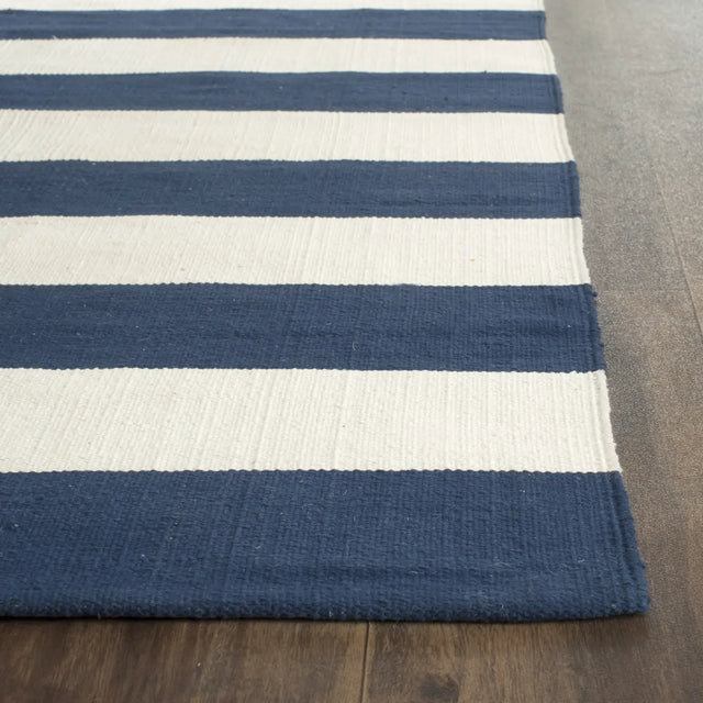 Safavieh Montauk 2'-3" x 7'-0" Rug in Navy / Ivory