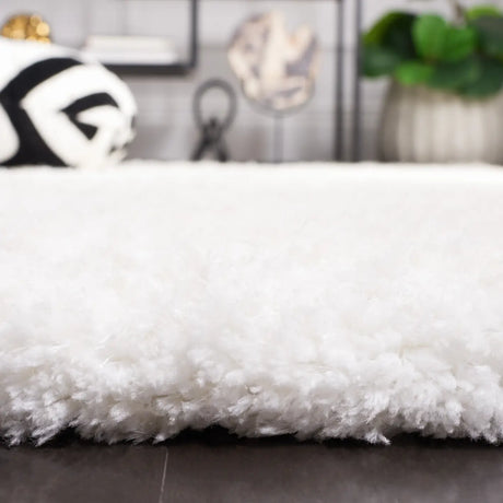 Safavieh Express Shag 4'-0" x 6'-0" Rug in Ivory