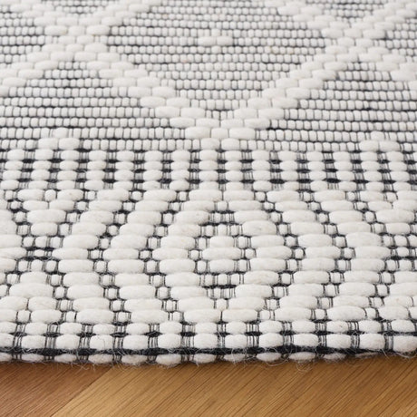 Safavieh Marbella 6'-0" x 6'-0" Rug in Ivory / Black
