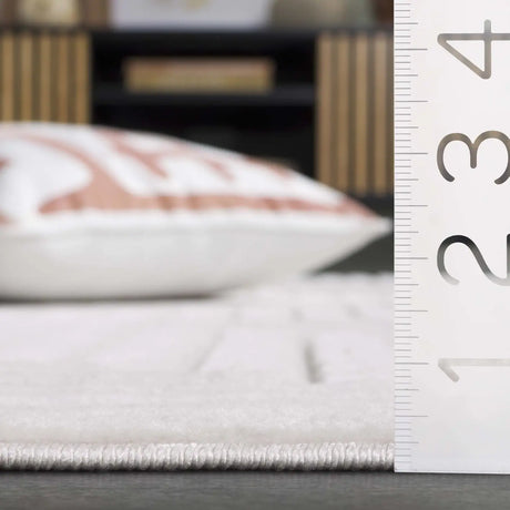Safavieh Selena 4'-0" x 6'-0" Rug in Ivory