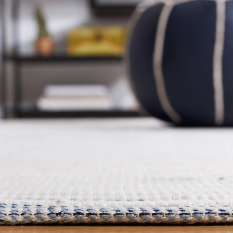 Safavieh Montauk 4'-0" x 6'-0" Rug in Navy / Ivory