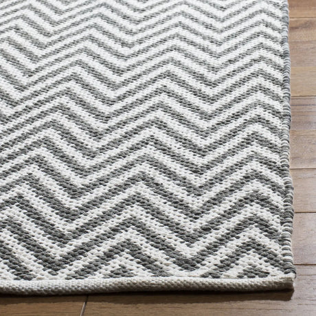 Safavieh Montauk 5'-0" x 8'-0" Rug in Grey / Ivory