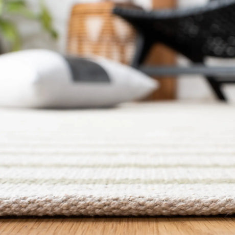 Safavieh Montauk 4'-0" x 6'-0" Rug in Ivory / Light Green