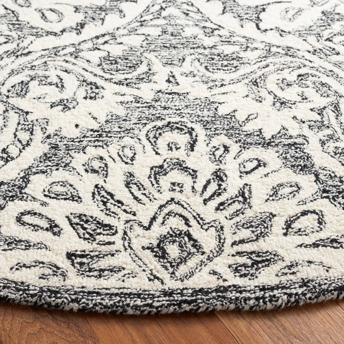 Safavieh Blossom 6'-0" x 6'-0" Rug in Black / Ivory