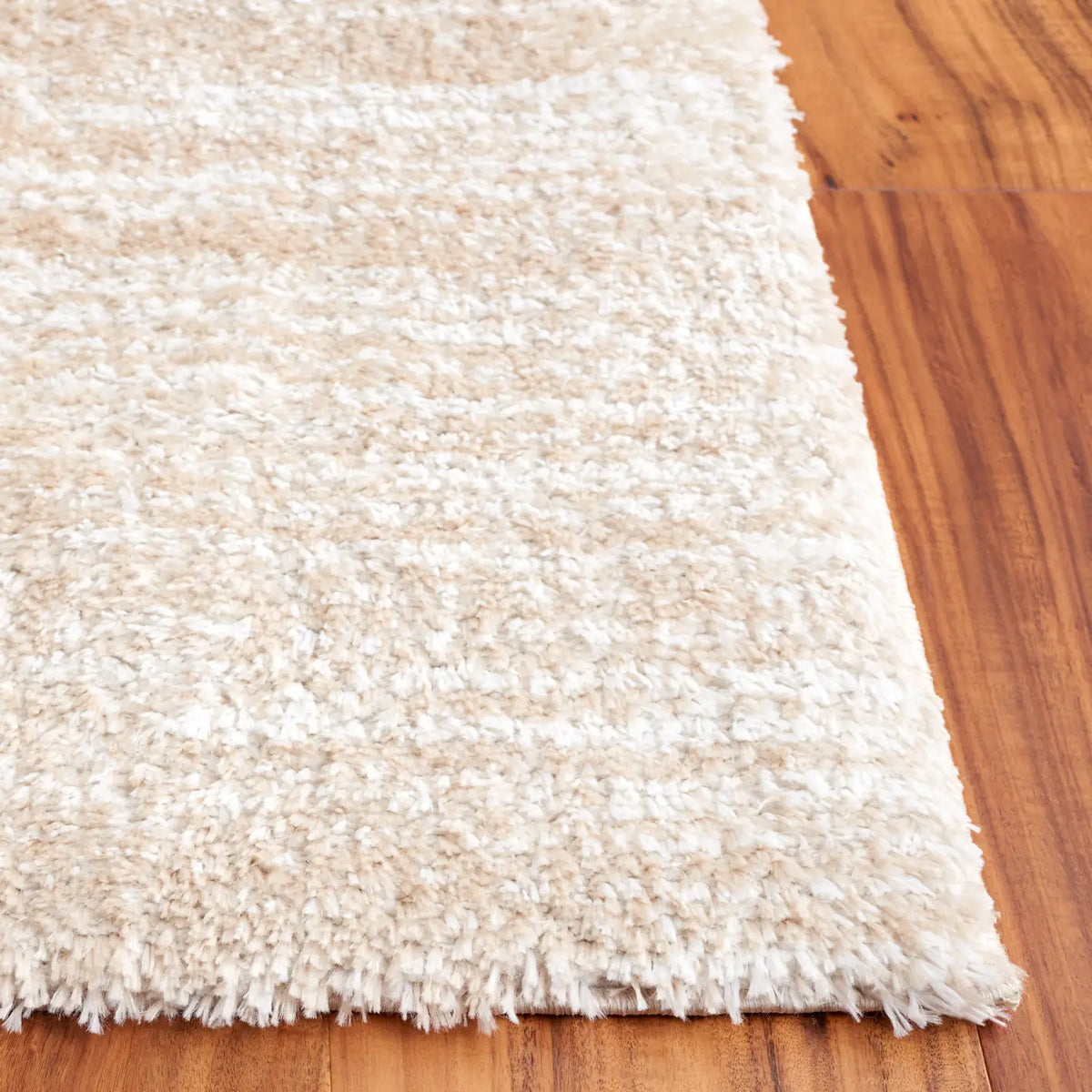 Safavieh Tahoe Shag 4'-0" x 6'-0" Rug in Ivory / Gold