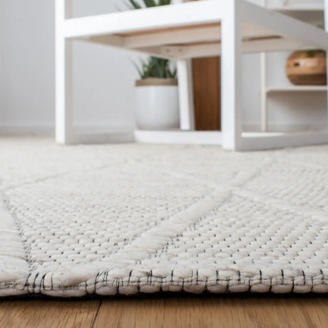 Safavieh Marbella 4'-0" x 6'-0" Rug in Ivory