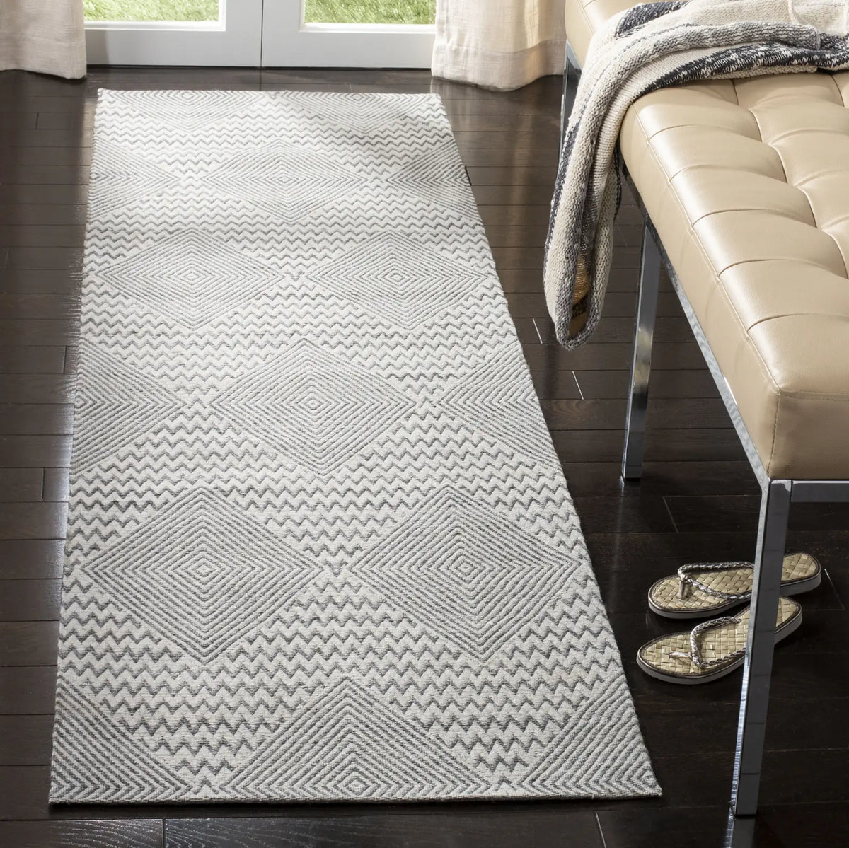 Safavieh Marbella 2'-3" x 8'-0" Rug in Dark Grey / Ivory