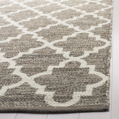 Safavieh Montauk 5'-0" x 8'-0" Rug in Beige / Ivory