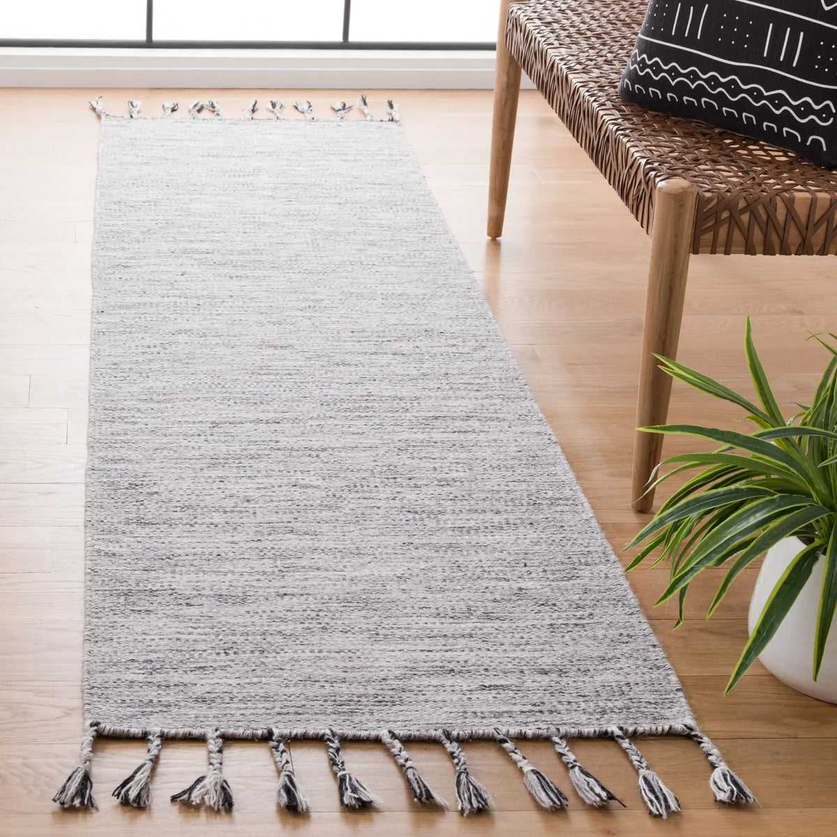 Safavieh Dhurries 2'-3" x 8'-0" Rug in Dark Grey / Beige