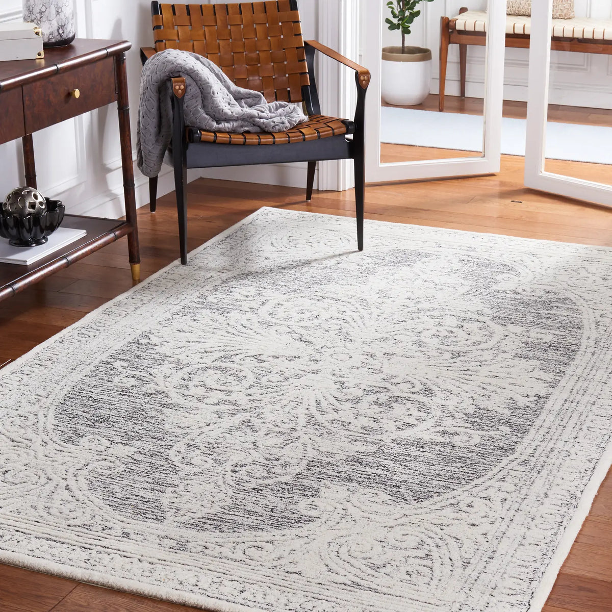 Safavieh Metro 4'-0" x 6'-0" Rug in Ivory / Black