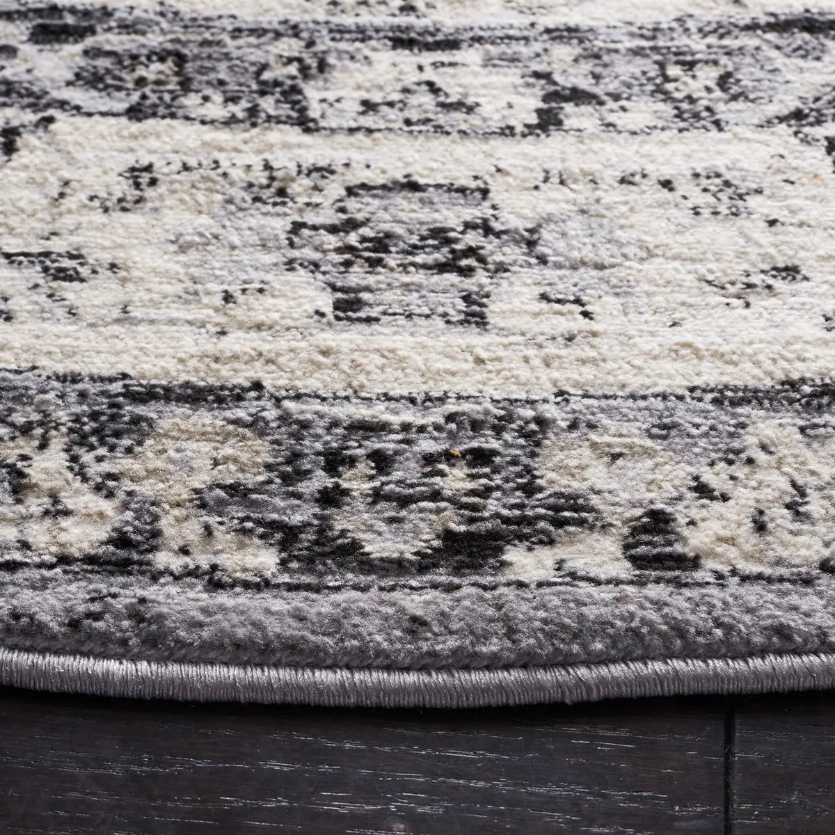 Safavieh Brentwood 6'-7" x 6'-7" Rug in Grey / Black