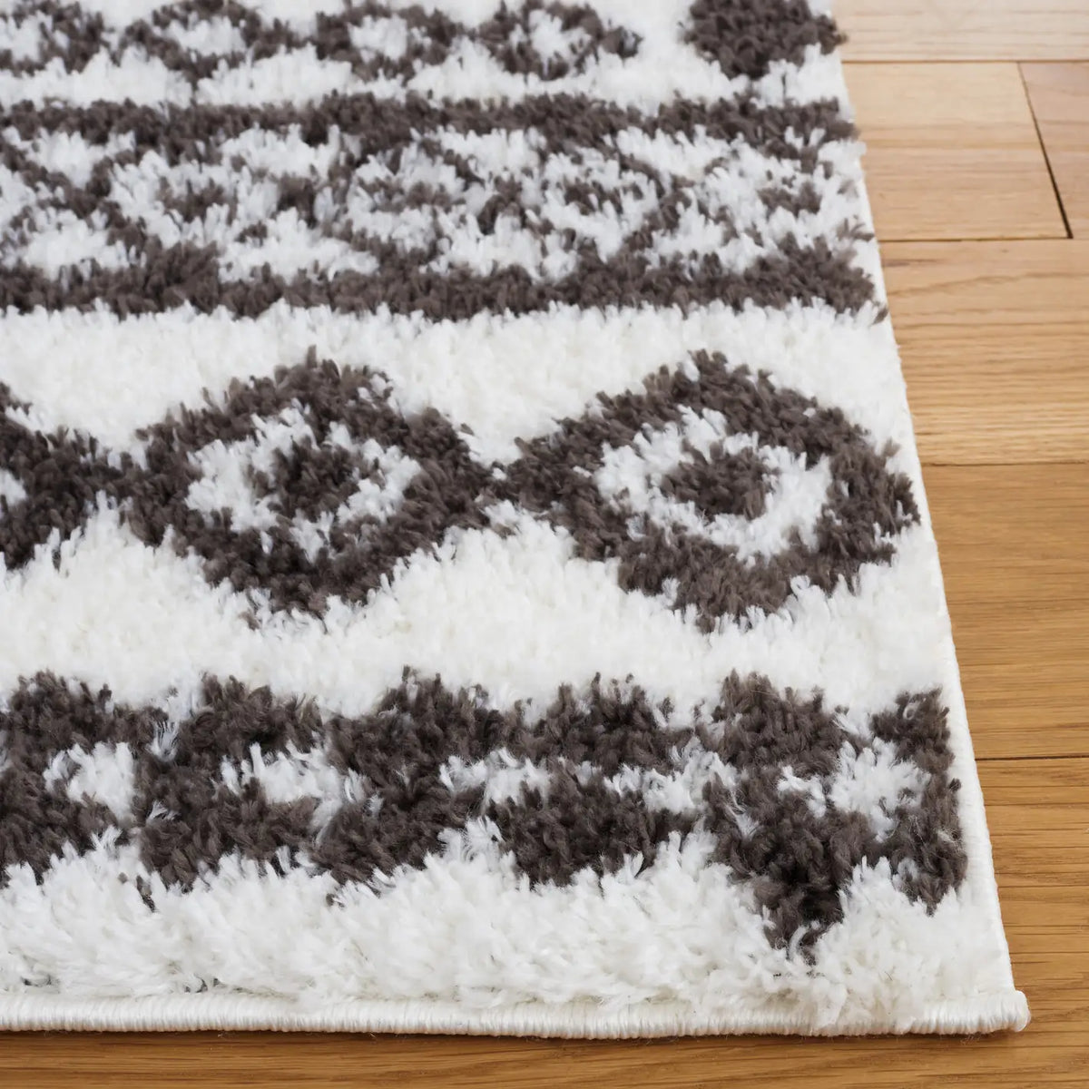 Safavieh Berber Shag 4'-5" x 6'-5" Rug in Ivory / Dark Grey