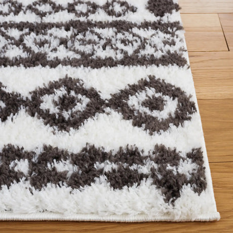 Safavieh Berber Shag 4'-5" x 6'-5" Rug in Ivory / Dark Grey