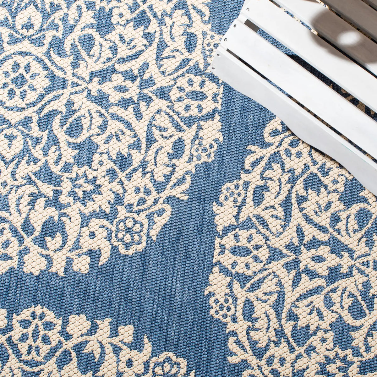 Safavieh Courtyard 4'-5" x 6'-5" Rug in Blue / Ivory