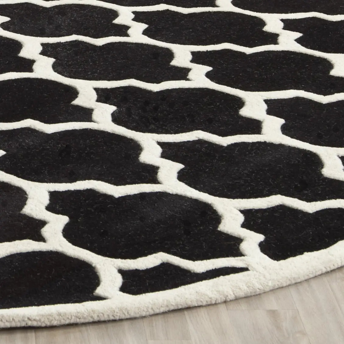 Safavieh Chatham 7'-0" x 7'-0" Rug in Black / Ivory