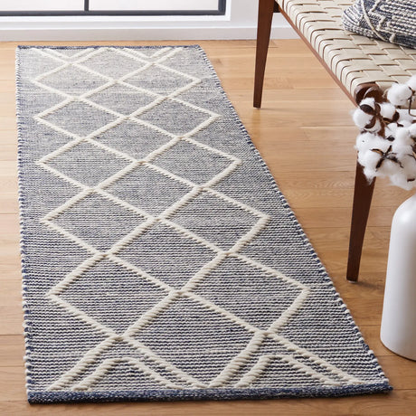 Safavieh Natura 2'-3" x 8'-0" Rug in Navy / Ivory
