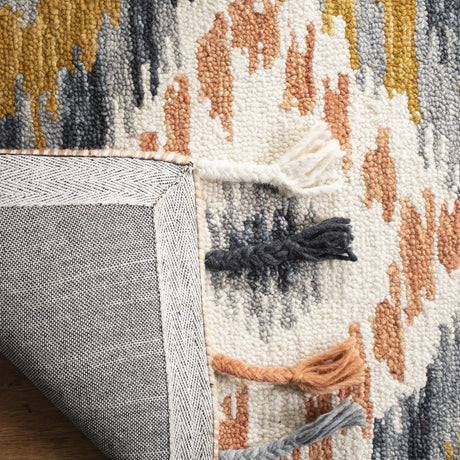 Safavieh Suzani 5'-0" x 8'-0" Rug in Ivory / Gold