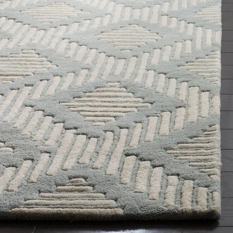 Safavieh Chatham 5'-0" x 8'-0" Rug in Grey / Ivory