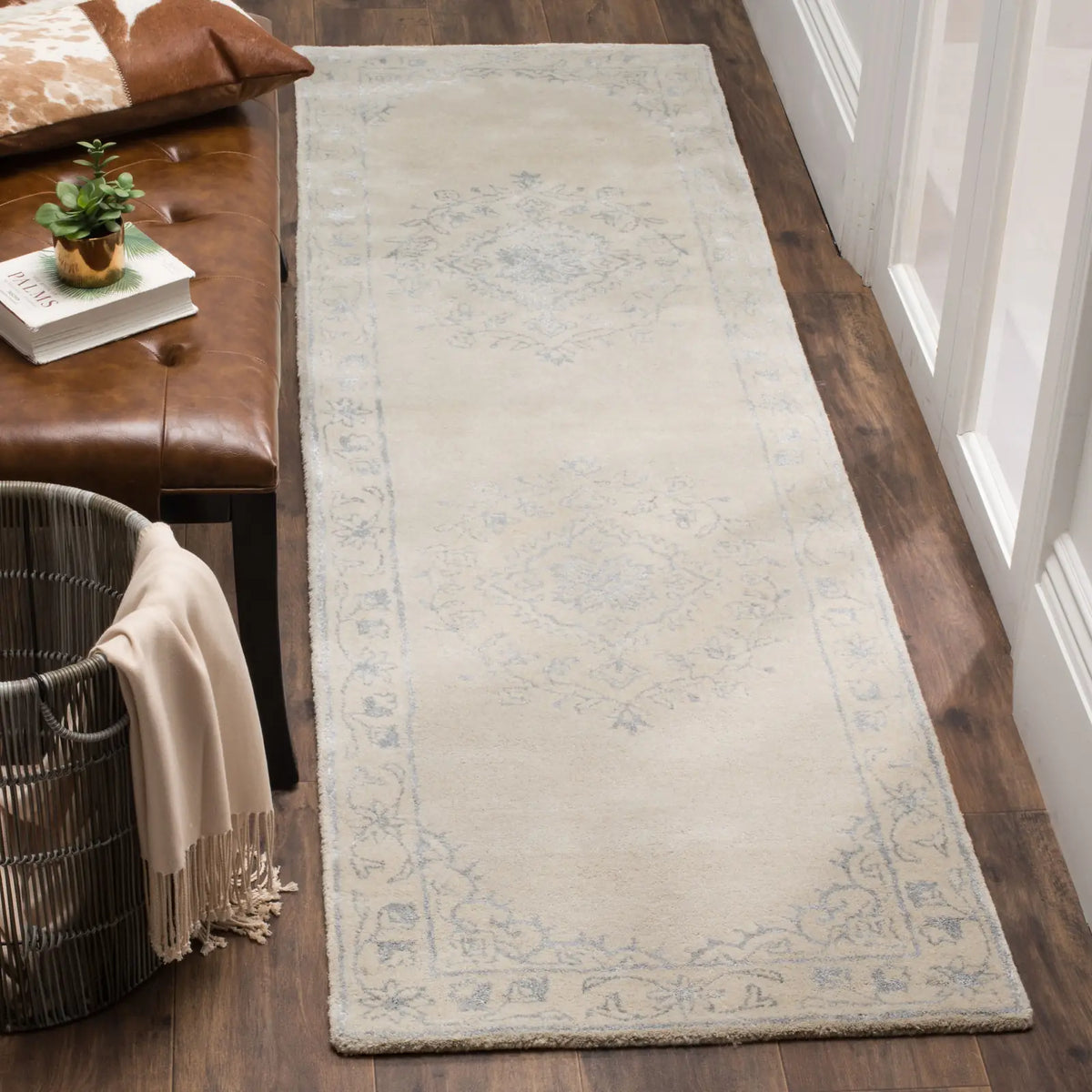 Safavieh Glamour 2'-3" x 8'-0" Rug in Light Grey