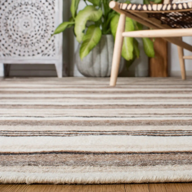 Safavieh Striped Kilim 4'-0" x 6'-0" Rug in Natural / Ivory
