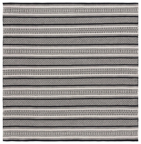 Safavieh Montauk 6'-0" x 6'-0" Rug in Black / Ivory