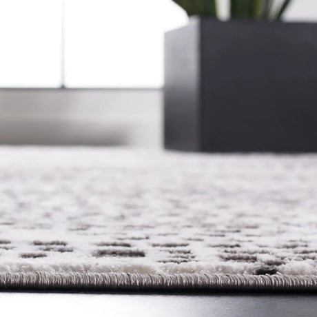 Safavieh Amelia 4'-5" x 6'-5" Rug in Charcoal / Grey