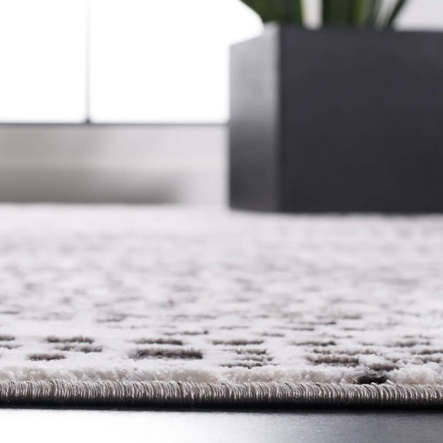Safavieh Amelia 4'-5" x 6'-5" Rug in Charcoal / Grey