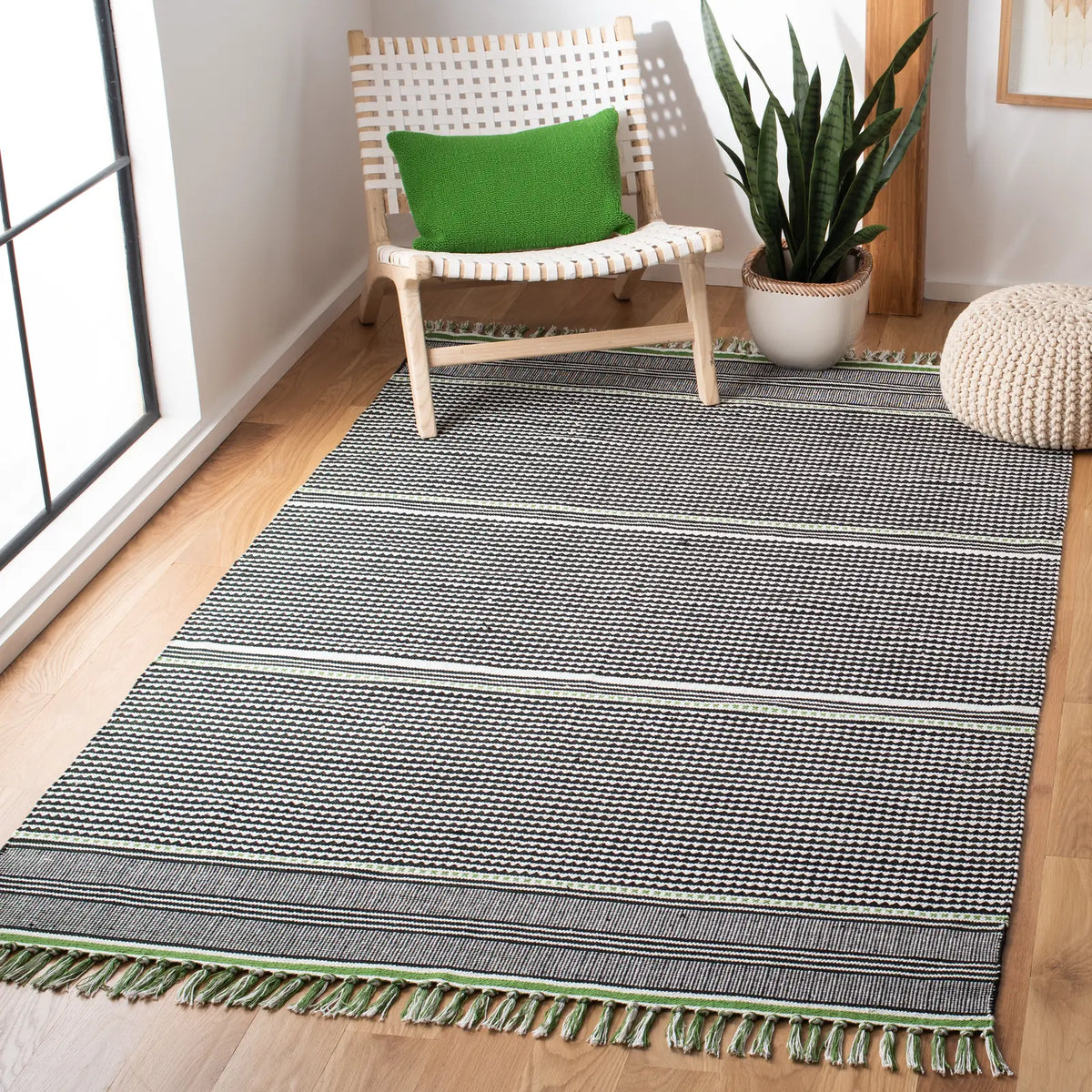 Safavieh Montauk 5'-0" x 8'-0" Rug in Green / Multi