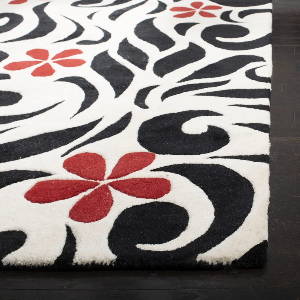 Safavieh Soho 5'-0" x 8'-0" Rug in Ivory / Black