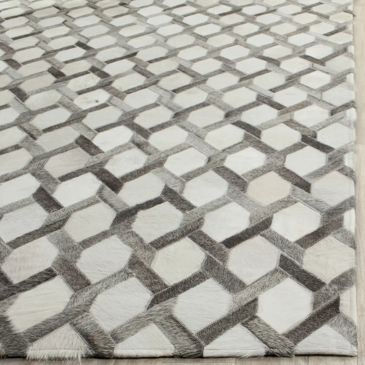 Safavieh Studio Leather 5'-0" x 8'-0" Rug in Ivory / Grey