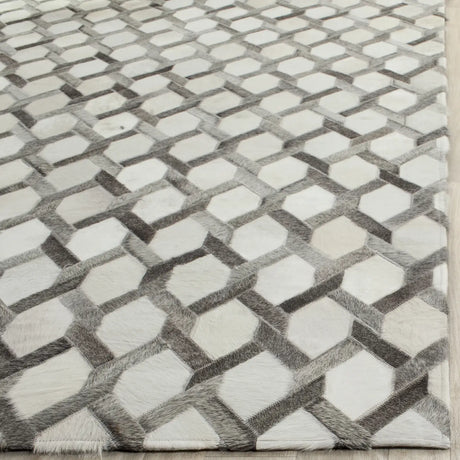 Safavieh Studio Leather 5'-0" x 8'-0" Rug in Ivory / Grey