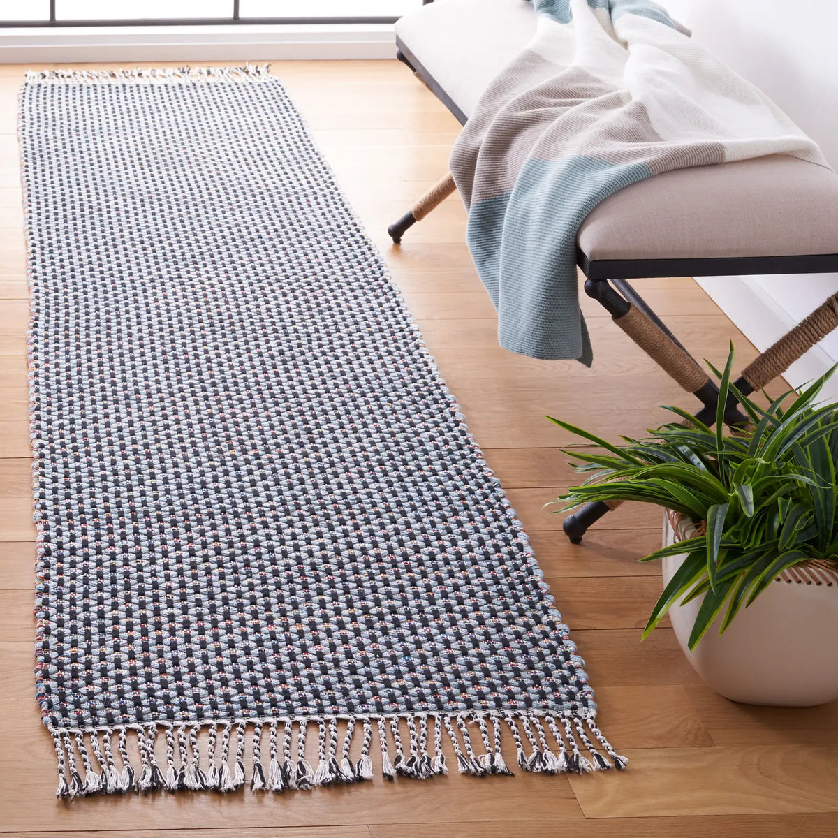 Safavieh Montauk 2'-3" x 9'-0" Rug in Blue / Black