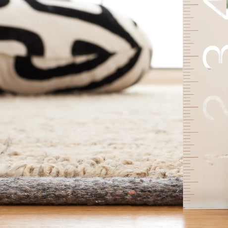 Safavieh Natural Fiber 4'-0" x 6'-0" Rug in Light Grey / Black