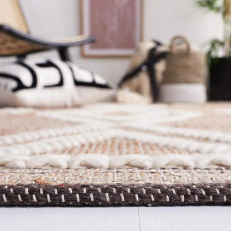 Safavieh Natural Fiber 4'-0" x 6'-0" Rug in Natural / Ivory