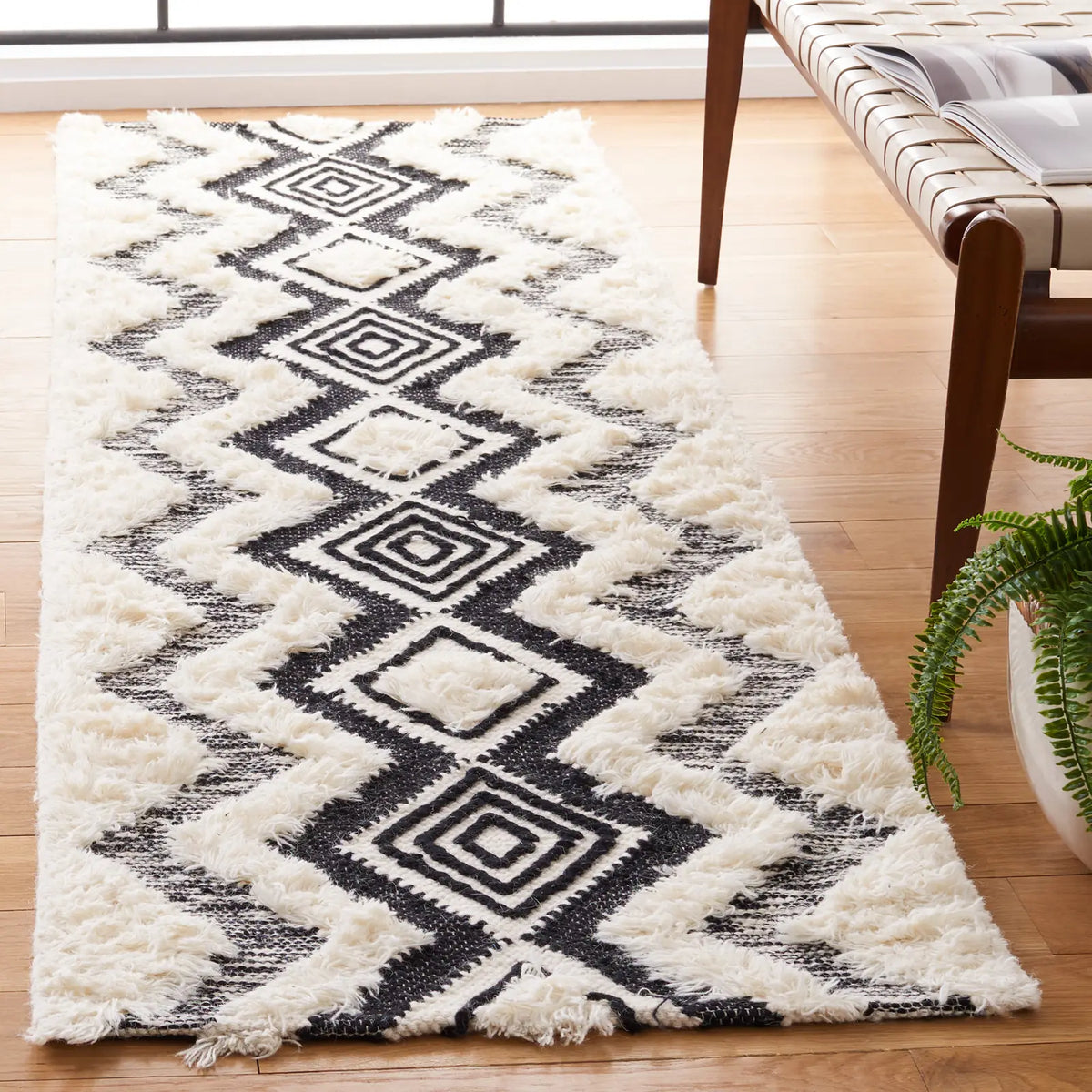 Safavieh Natura 2'-3" x 8'-0" Rug in Ivory / Black