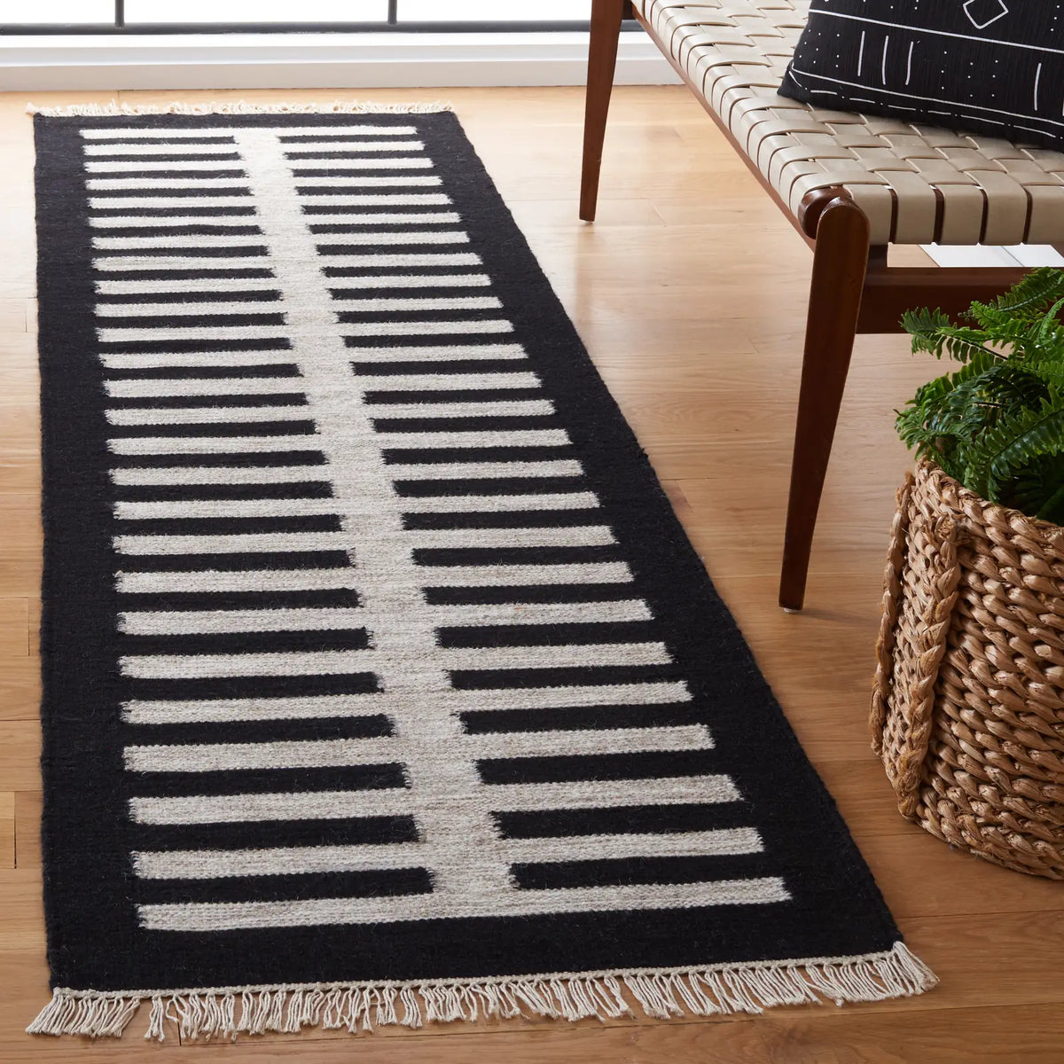 Safavieh Striped Kilim 2'-3" x 8'-0" Rug in Beige / Black