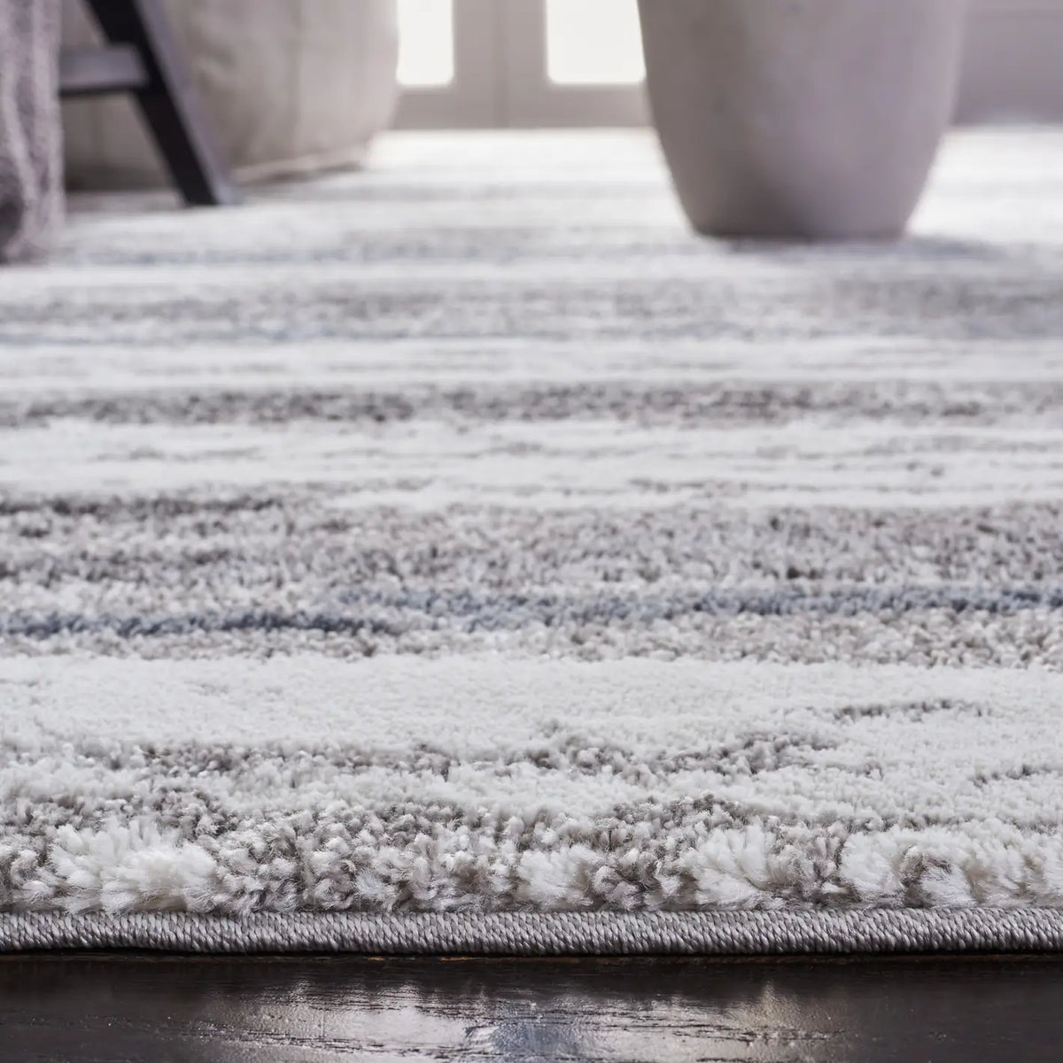Safavieh Century 300 4'-5" x 6'-5" Rug in Grey / Blue