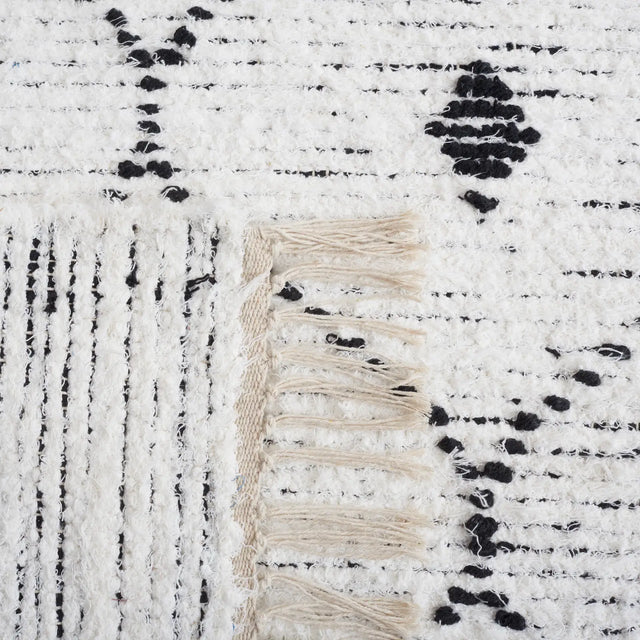 Safavieh Casablanca 4'-0" x 6'-0" Rug in Ivory / Black