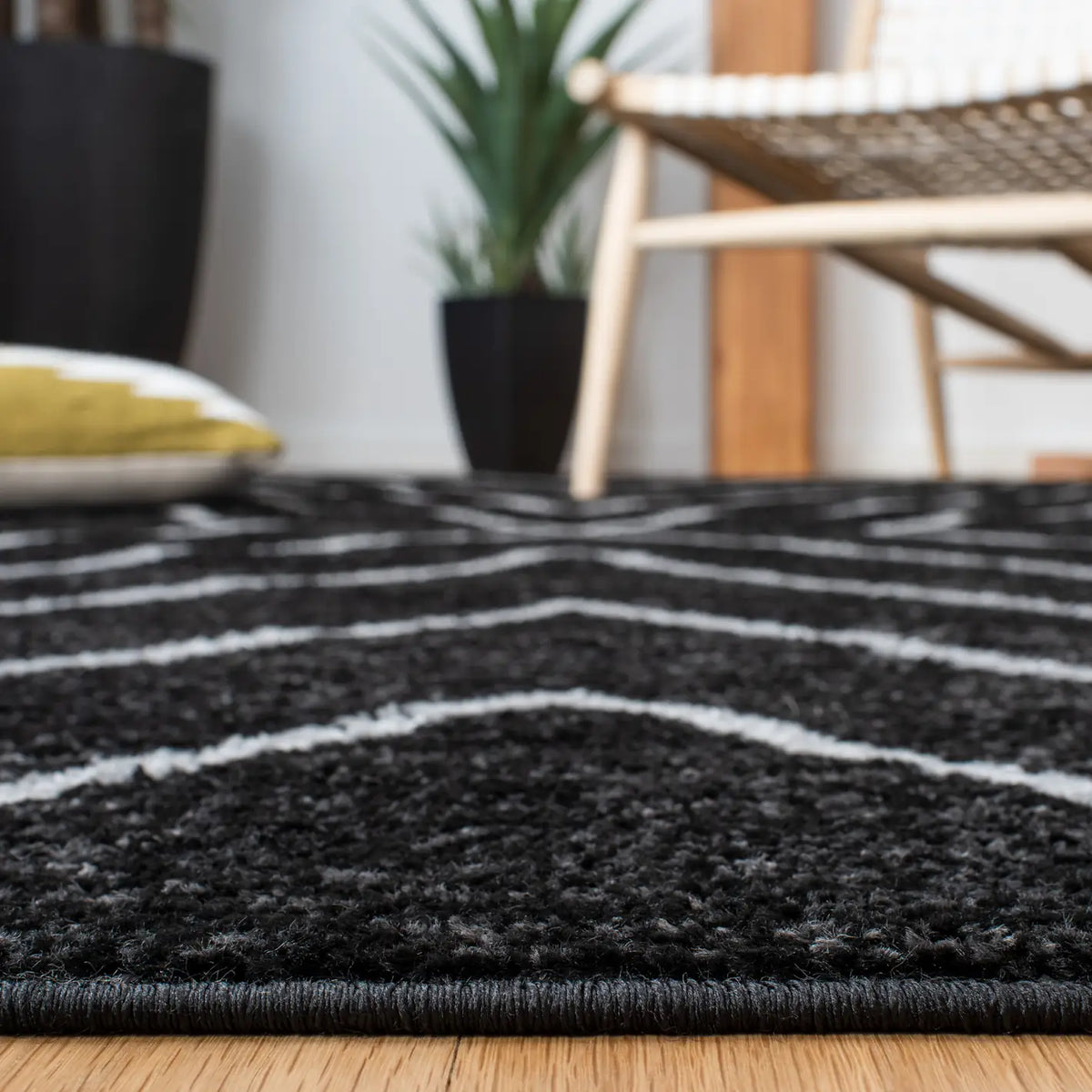 Safavieh Adirondack 4'-0" x 6'-0" Rug in Black / Light Grey