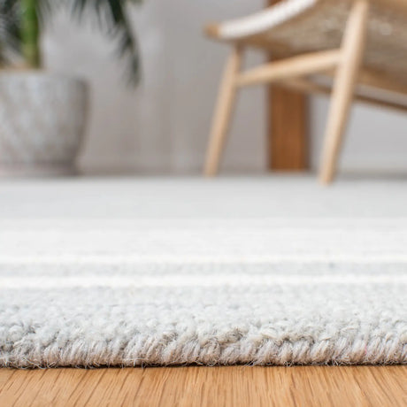 Safavieh Metro 4'-0" x 6'-0" Rug in Grey / Ivory